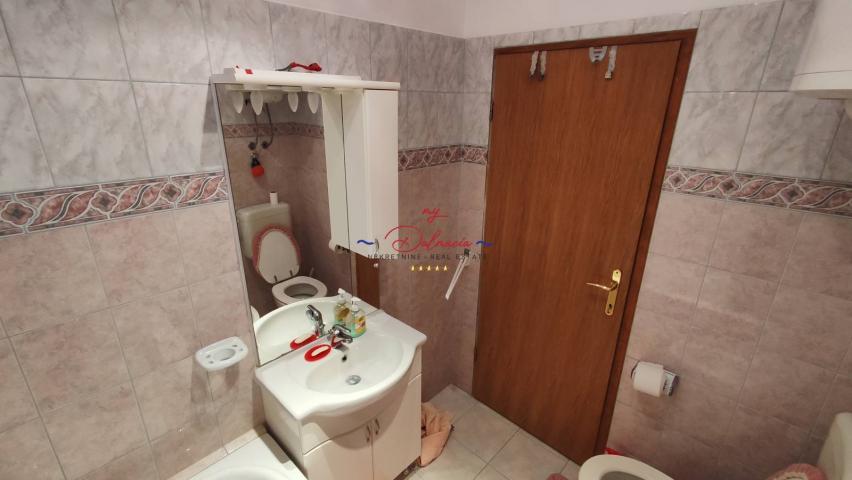 Starigrad, kuća sa podrumom i vrtom 140 m do mora