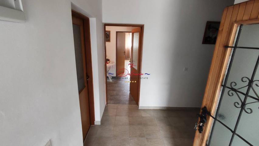Starigrad, kuća sa podrumom i vrtom 140 m do mora