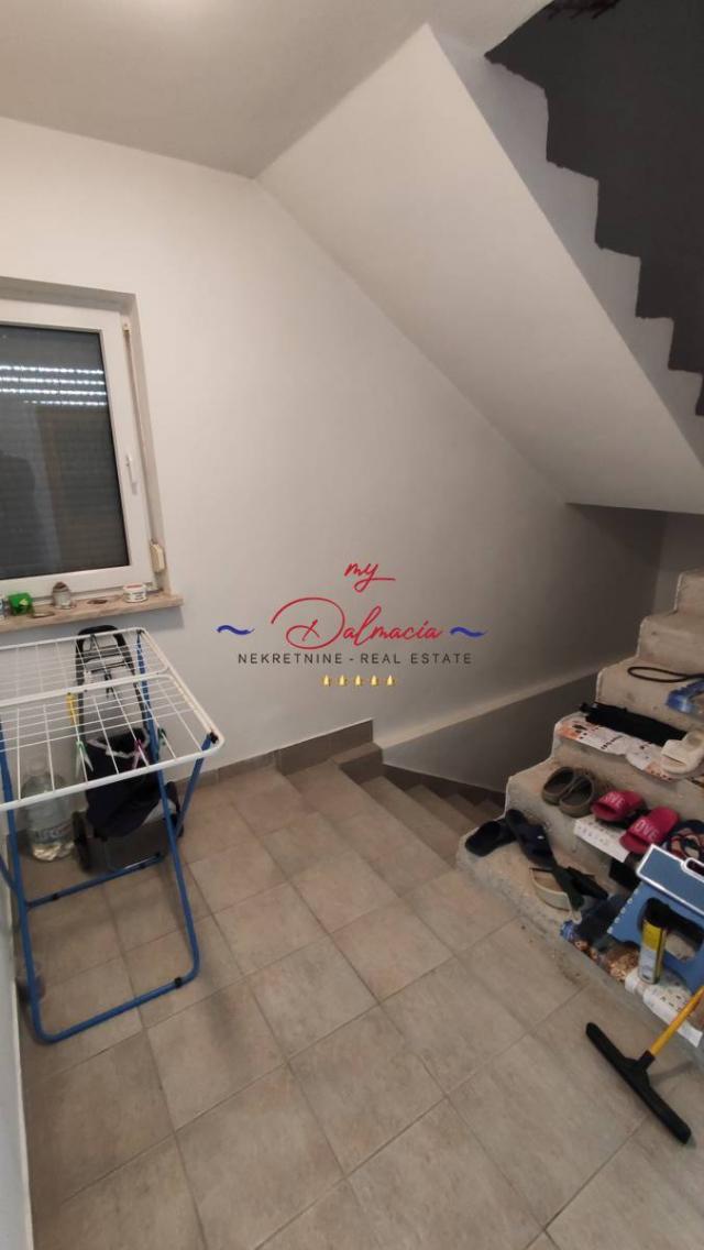 Starigrad, kuća sa podrumom i vrtom 140 m do mora