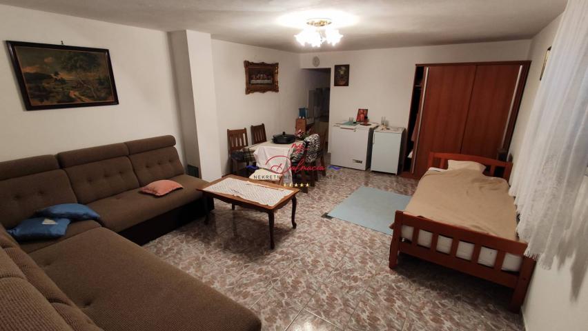 Starigrad, kuća sa podrumom i vrtom 140 m do mora
