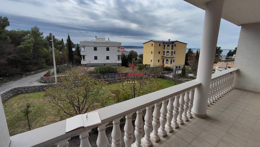 Starigrad, kuća sa podrumom i vrtom 140 m do mora