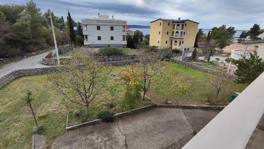 Starigrad, kuća sa podrumom i vrtom 140 m do mora