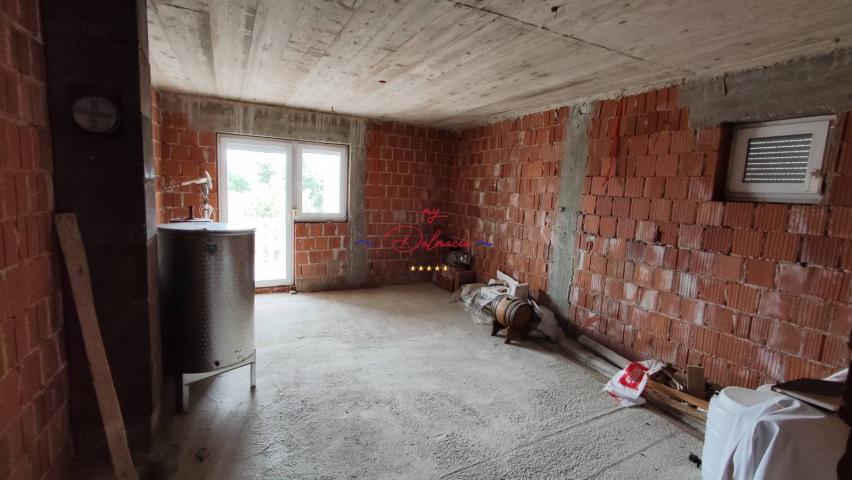 Starigrad, kuća sa podrumom i vrtom 140 m do mora