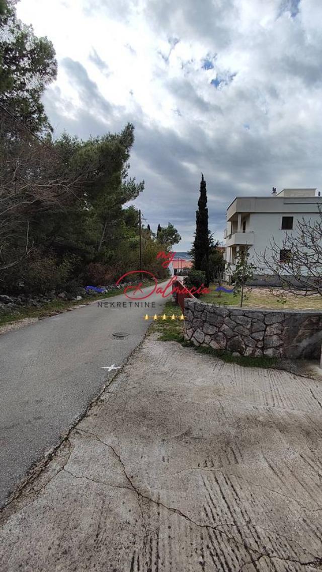 Starigrad, kuća sa podrumom i vrtom 140 m do mora