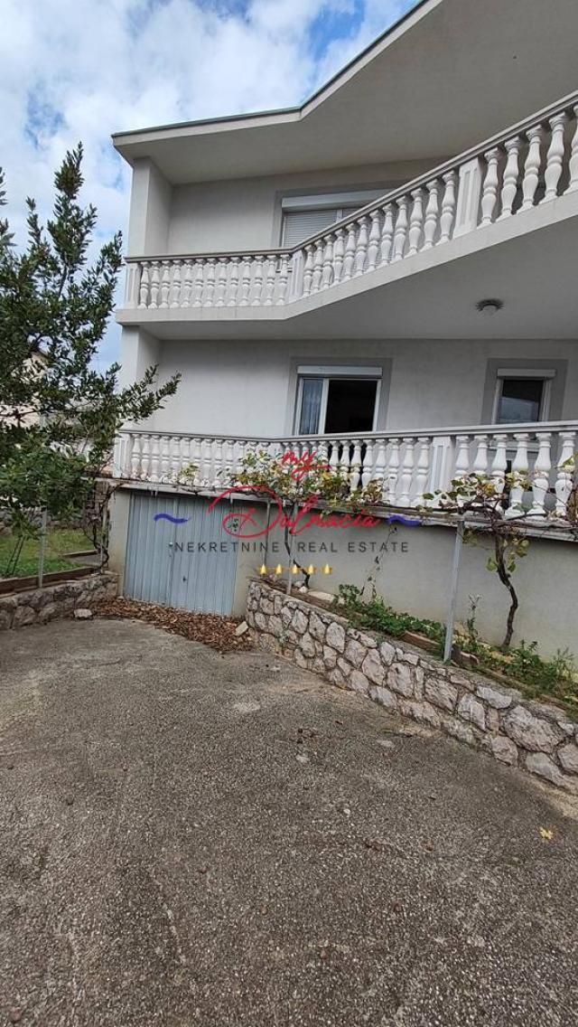 Starigrad, kuća sa podrumom i vrtom 140 m do mora