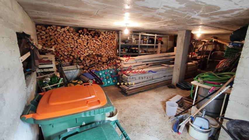 Starigrad, kuća sa podrumom i vrtom 140 m do mora