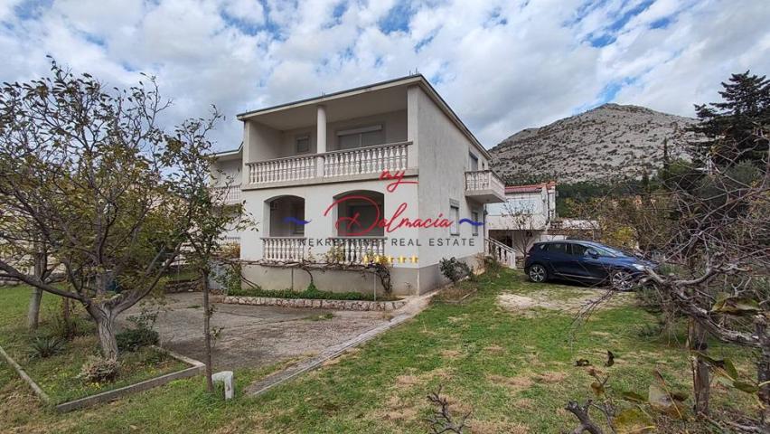 Starigrad, kuća sa podrumom i vrtom 140 m do mora