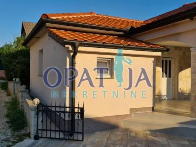 Moderna kuća na otoku Viru – 250 m od plaže Jadro