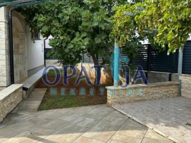 Moderna kuća na otoku Viru – 250 m od plaže Jadro