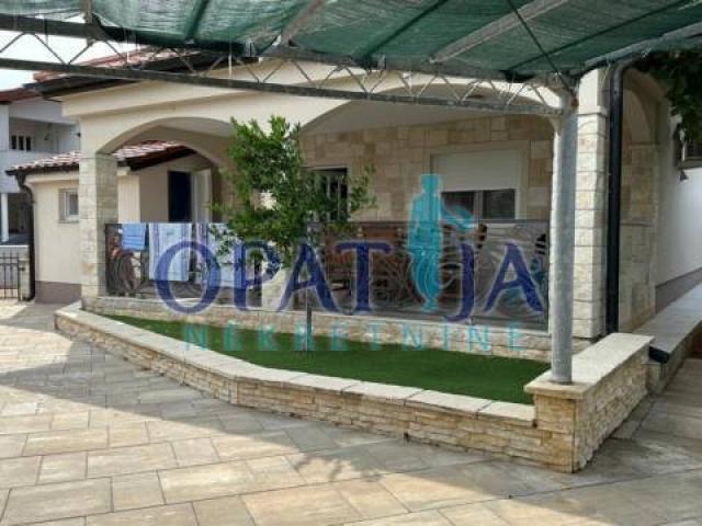Moderna kuća na otoku Viru – 250 m od plaže Jadro