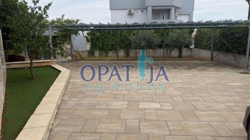 Moderna kuća na otoku Viru – 250 m od plaže Jadro