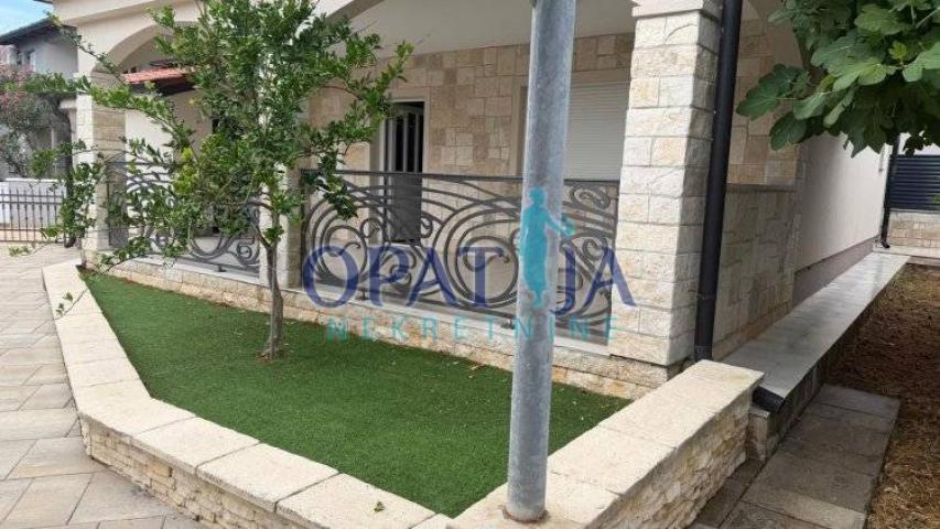 Moderna kuća na otoku Viru – 250 m od plaže Jadro