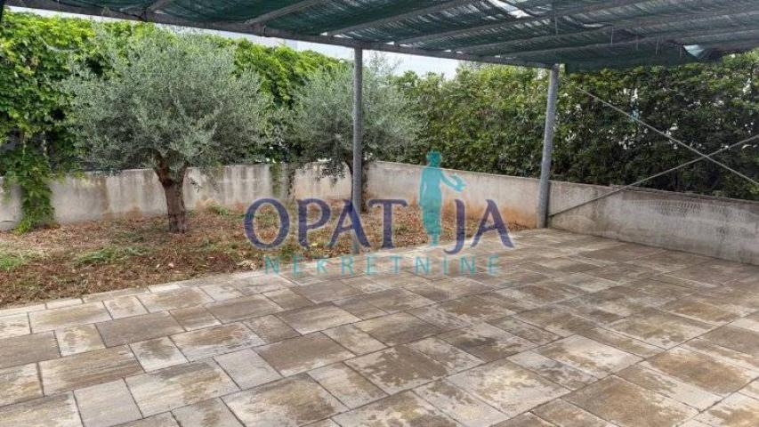 Moderna kuća na otoku Viru – 250 m od plaže Jadro