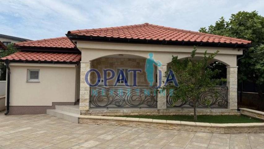 Moderna kuća na otoku Viru – 250 m od plaže Jadro