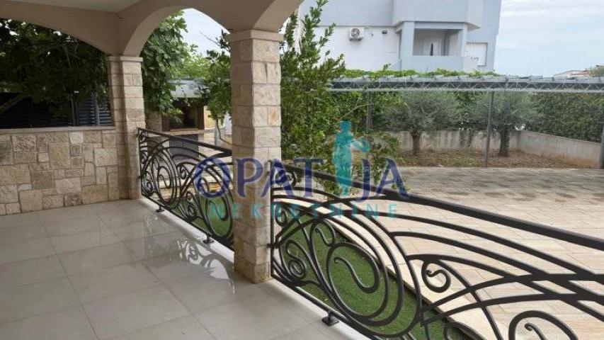 Moderna kuća na otoku Viru – 250 m od plaže Jadro