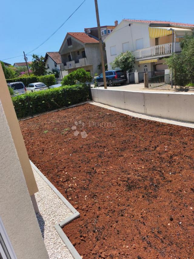 SUKOŠAN - STAN S2 U PRIZEMLJU S VRTOM