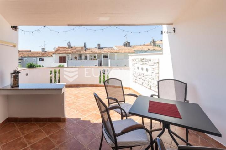 Istra, Barbariga, elegantan i svijetao stan 44 m² s dvije velike terase na 1. katu