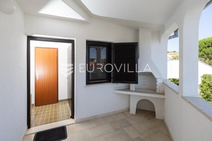 Istra, Barbariga, elegantan i svijetao stan 44 m² s dvije velike terase na 1. katu