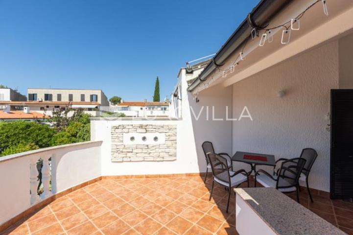 Istra, Barbariga, elegantan i svijetao stan 44 m² s dvije velike terase na 1. katu