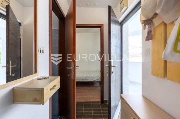 Istra, Barbariga, elegantan i svijetao stan 44 m² s dvije velike terase na 1. katu