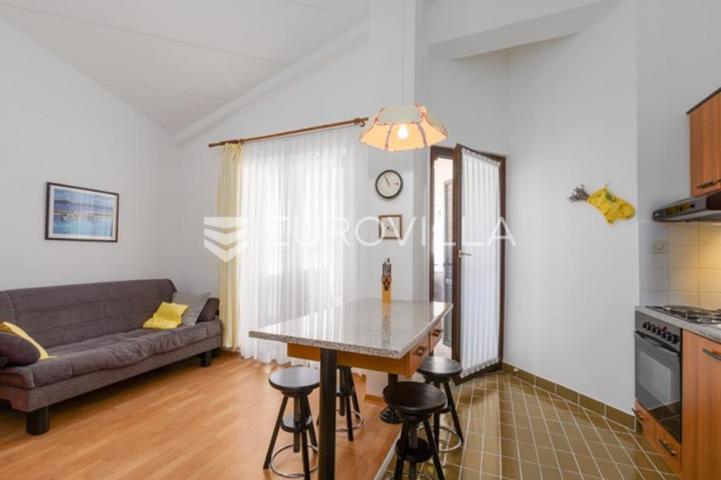 Istra, Barbariga, elegantan i svijetao stan 44 m² s dvije velike terase na 1. katu