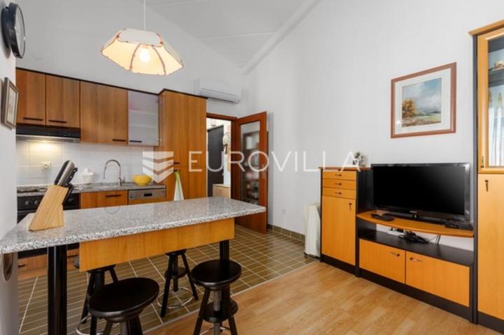 Istra, Barbariga, elegantan i svijetao stan 44 m² s dvije velike terase na 1. katu