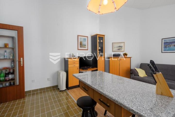 Istra, Barbariga, elegantan i svijetao stan 44 m² s dvije velike terase na 1. katu