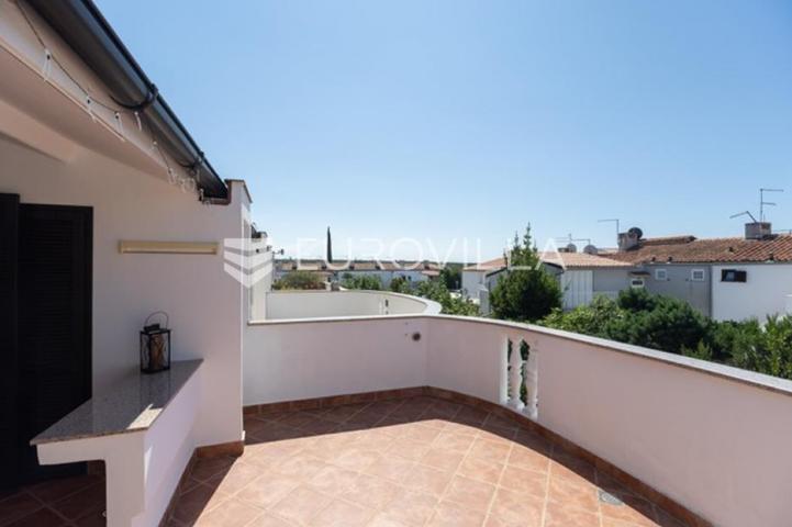 Istra, Barbariga, elegantan i svijetao stan 44 m² s dvije velike terase na 1. katu