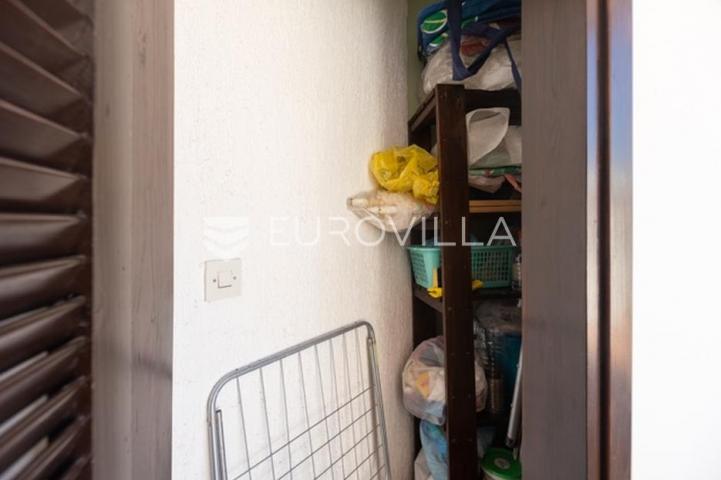 Istra, Barbariga, elegantan i svijetao stan 44 m² s dvije velike terase na 1. katu