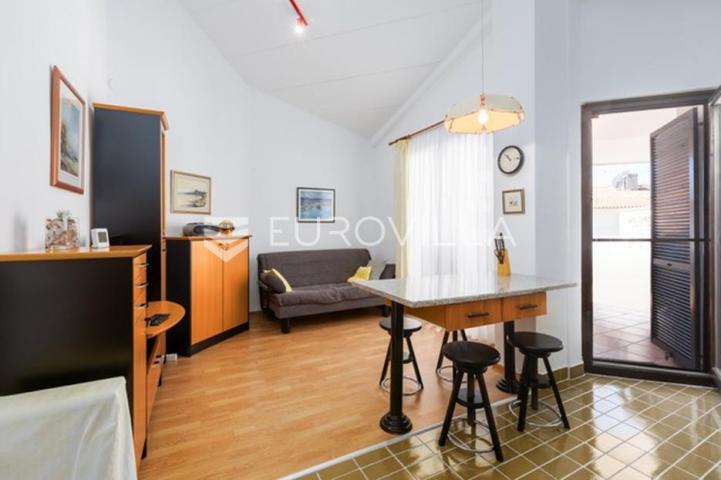 Istra, Barbariga, elegantan i svijetao stan 44 m² s dvije velike terase na 1. katu