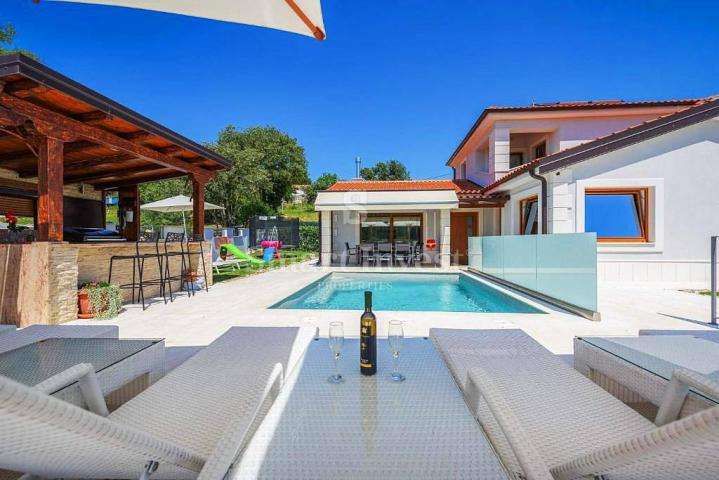 ISTRA - NOVIGRAD, prekrasna vila s bazenom u minom okruženju, prodaja