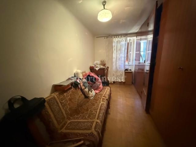 LOVRAN, starina s velikom okućnicom i pogledom na more, SA VELIKIM POTENCIJALOM!