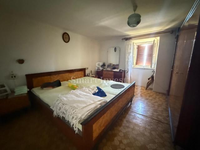 LOVRAN, starina s velikom okućnicom i pogledom na more, SA VELIKIM POTENCIJALOM!