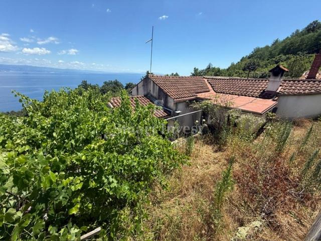 LOVRAN, starina s velikom okućnicom i pogledom na more, SA VELIKIM POTENCIJALOM!