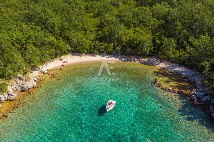 Krk, okolica, maslinik od 1715 i šuma od 523m2  u bilzini mora! 