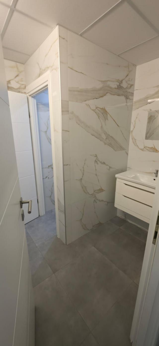 Izdavanje poslovnog prostora 65m² u ekskluzivnom kompleksu na atraktivnoj lokaciji – Bečići