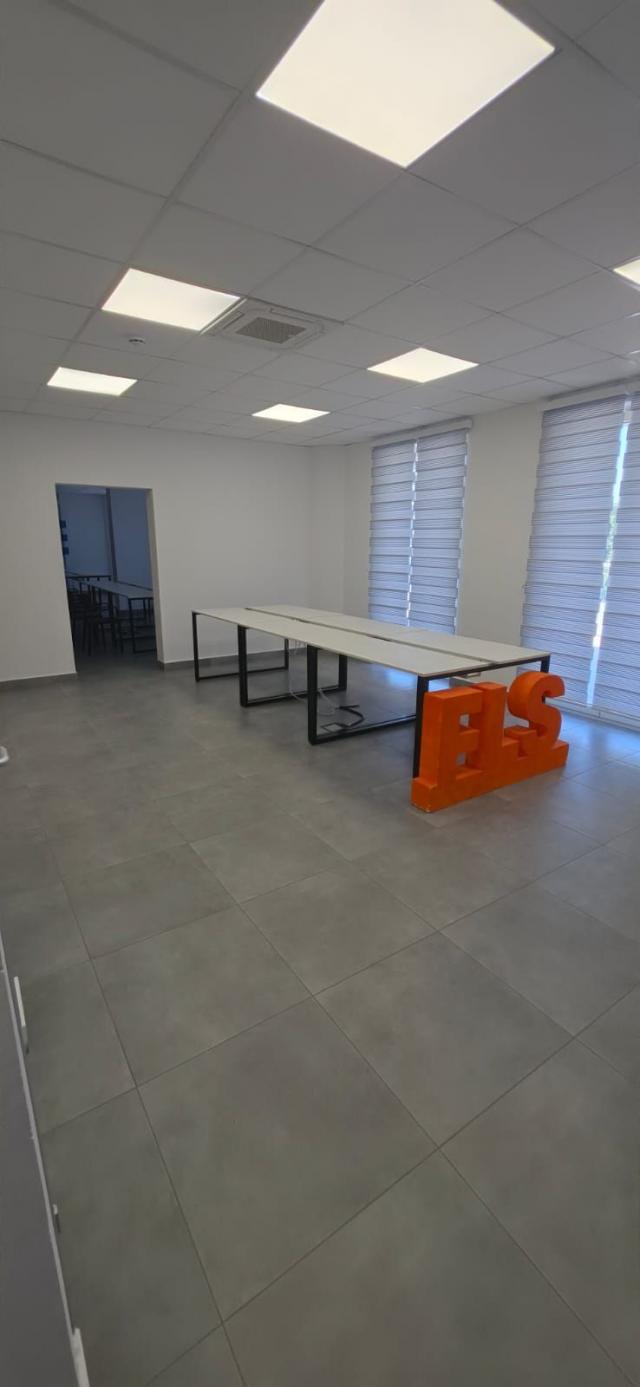 Izdavanje poslovnog prostora 65m² u ekskluzivnom kompleksu na atraktivnoj lokaciji – Bečići