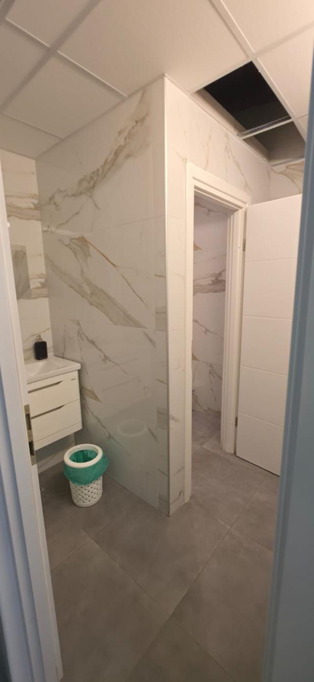 Izdavanje poslovnog prostora 65m² u ekskluzivnom kompleksu na atraktivnoj lokaciji – Bečići