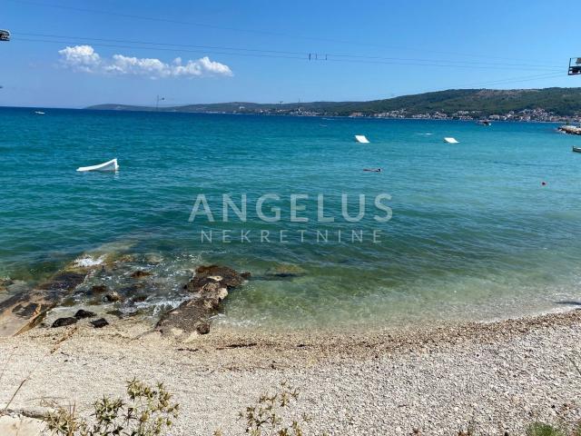 Trogir - građevinsko zemljište prvi red do mora
