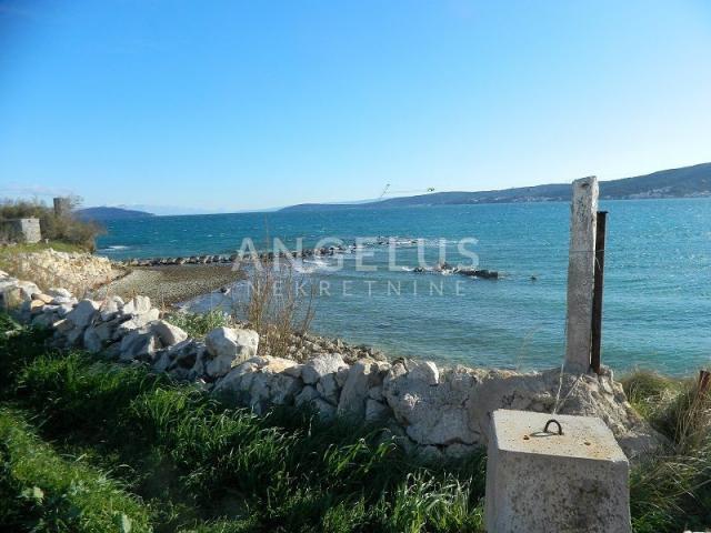 Trogir - građevinsko zemljište prvi red do mora