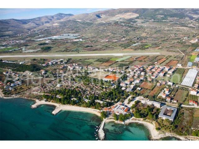 Trogir - građevinsko zemljište prvi red do mora