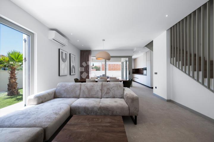 MODERNA LUKSUZNA VILA S BAZENOM, DUPLEX , NAMJEŠTENO!!