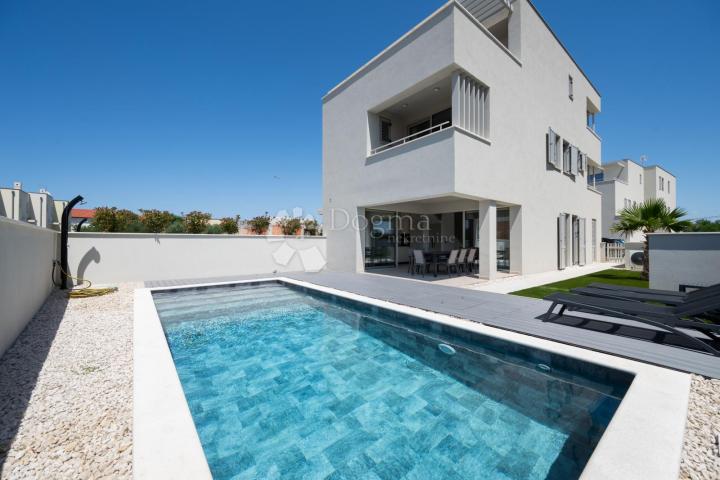 MODERNA LUKSUZNA VILA S BAZENOM, DUPLEX , NAMJEŠTENO!!