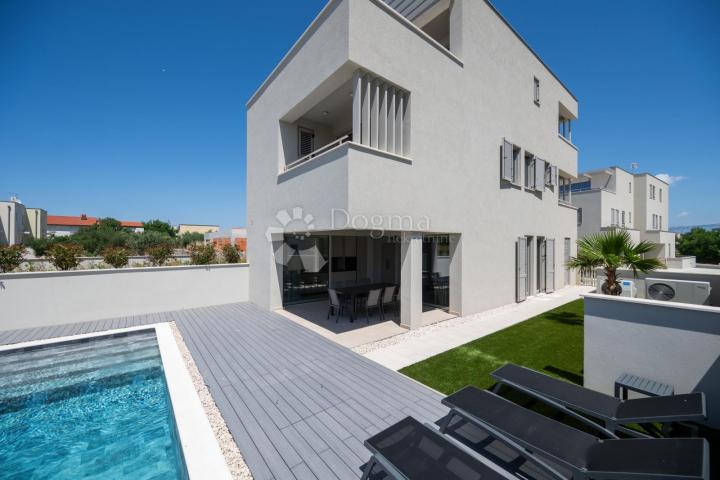 MODERNA LUKSUZNA VILA S BAZENOM, DUPLEX , NAMJEŠTENO!!