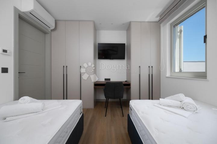 MODERNA LUKSUZNA VILA S BAZENOM, DUPLEX , NAMJEŠTENO!!