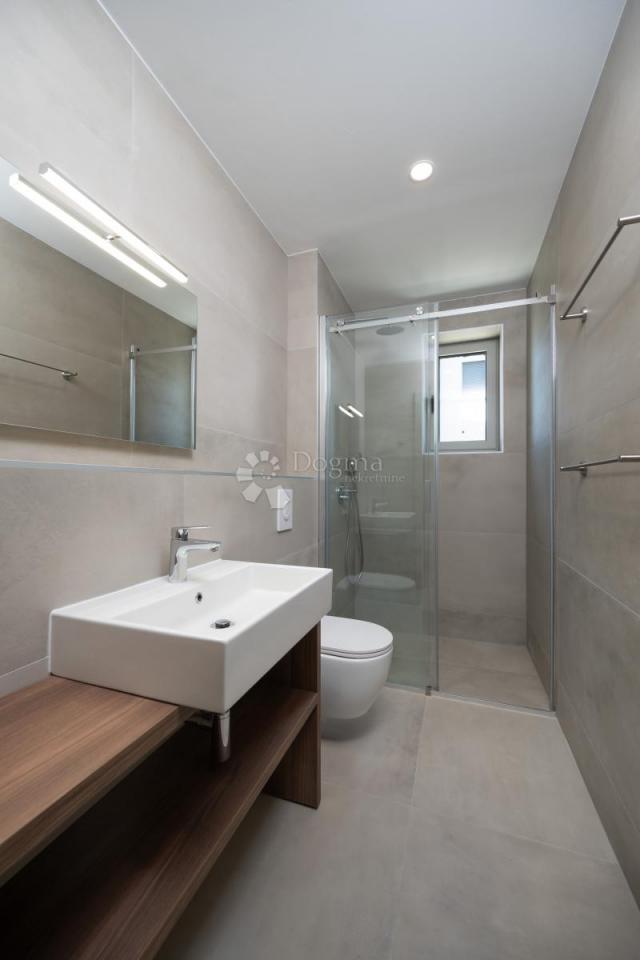 MODERNA LUKSUZNA VILA S BAZENOM, DUPLEX , NAMJEŠTENO!!