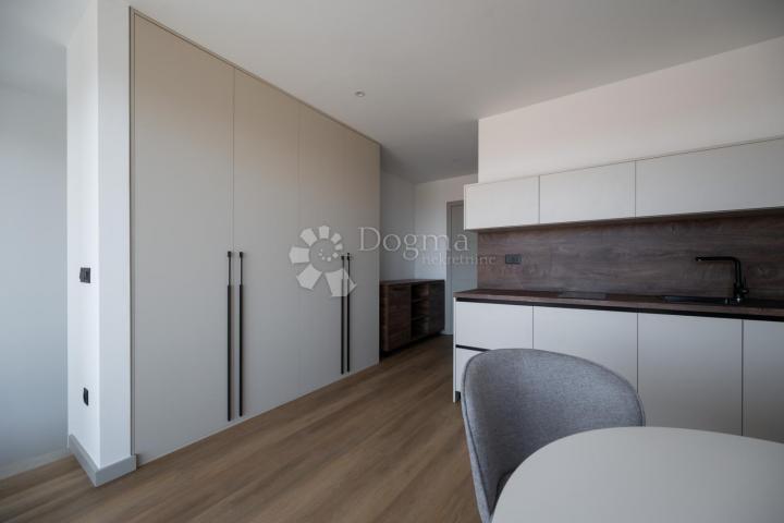 MODERNA LUKSUZNA VILA S BAZENOM, DUPLEX , NAMJEŠTENO!!