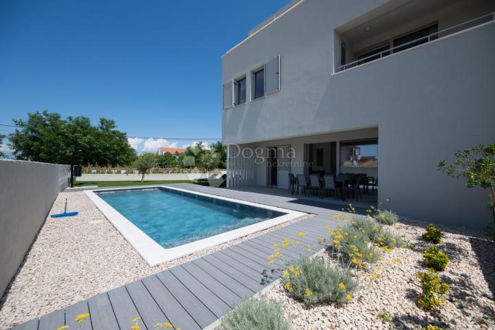 MODERNA LUKSUZNA VILA S BAZENOM, DUPLEX , NAMJEŠTENO!!
