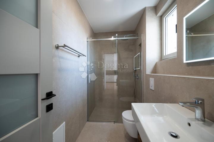 MODERNA LUKSUZNA VILA S BAZENOM, DUPLEX , NAMJEŠTENO!!