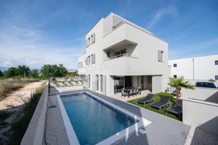 MODERNA LUKSUZNA VILA S BAZENOM, DUPLEX , NAMJEŠTENO!!